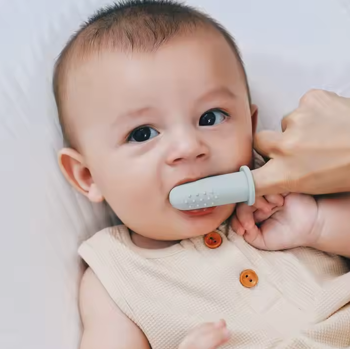 مسواک انگشتی سیلیکونی ماماس پاپاس همراه با قاب mamas & papas | لثه شور سیلیکونی| مسواک آموزشی سیلیکونی